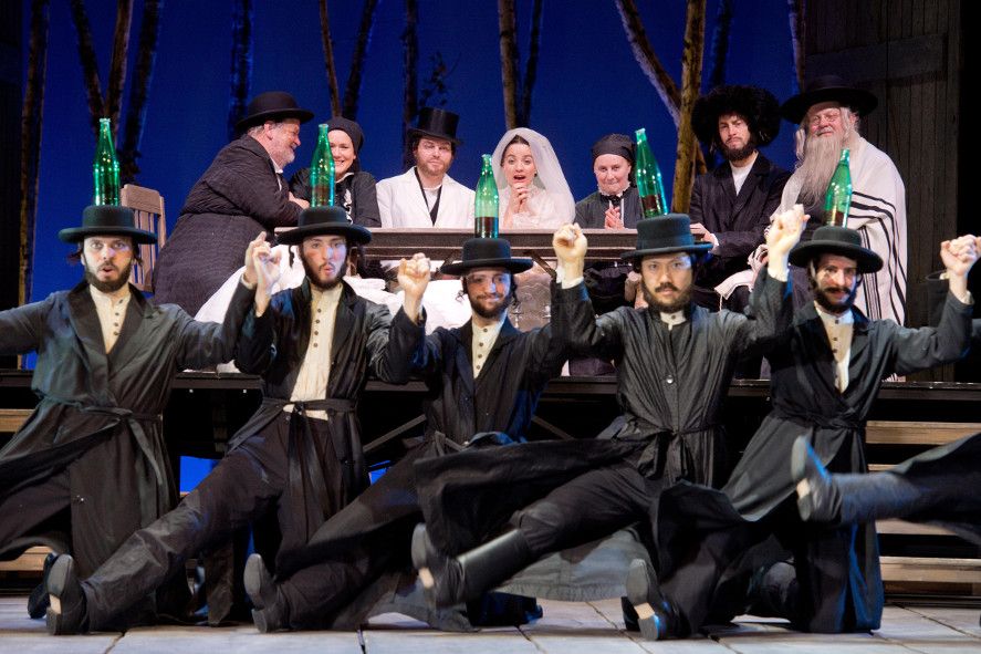 Bonn / Theater Bonn - ANATEVKA und der mitreissende Flaschentanz © Thilo Beu Bonn / Theater Bonn - ANATEVKA und der mitreissende Flaschentanz © Thilo Beu