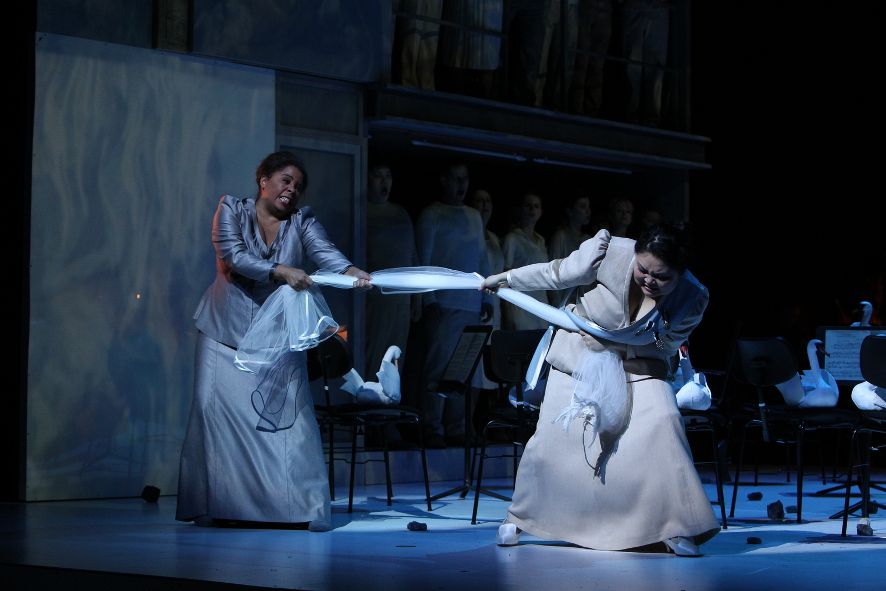 Osnabrück / Lohengrin, Kampf Elsa und Ortrud © Jörg Landsberg