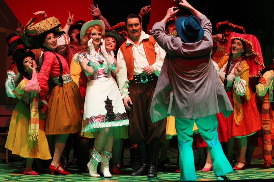 Osnabrück / Theater am Domhof - Clivia - Putschist Olivero und Lelio Down © Jörg Landsberg Osnabrück / Theater am Domhof - Clivia - Putschist Olivero und Lelio Down © Jörg Landsberg