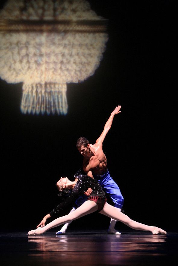 Osnabrück / Yulanne de Groot und Pascal Schut tanzen Hans van Manens „Andante“ © Hans Gerritsen Osnabrück / Yulanne de Groot und Pascal Schut tanzen Hans van Manens „Andante“ © Hans Gerritsen