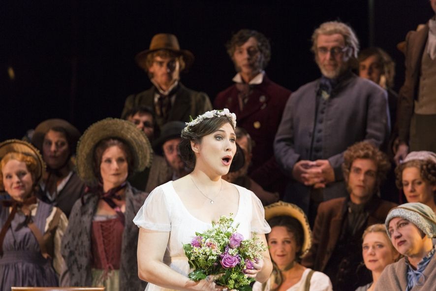Staatstheater am Gärtnerplatz / Jennifer O'Loughlin als Amina, Chor und Extrachor des Staatstheater am Gärtnerplatz © Thomas Dashuber Staatstheater am Gärtnerplatz / Jennifer O'Loughlin als Amina, Chor und Extrachor des Staatstheater am Gärtnerplatz © Thomas Dashuber