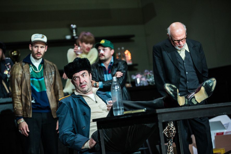 Osnabrück / Theater am Domhof_Der Revisor_Bürgermeister und Ensemble © Marek Kruszewski Osnabrück / Theater am Domhof_Der Revisor_Bürgermeister und Ensemble © Marek Kruszewski