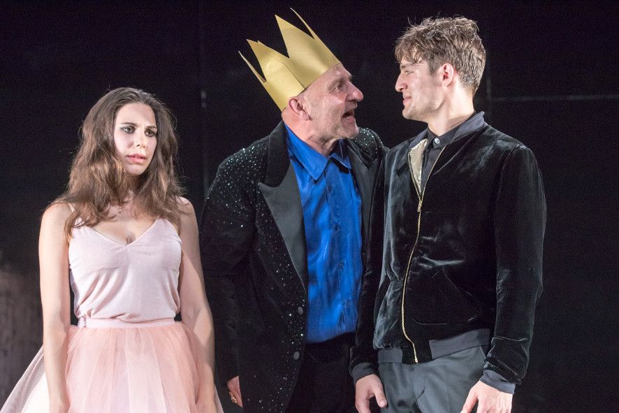 Theater Münster / König ernennt Leonce zum neuen König © Oliver Berg Theater Münster / König ernennt Leonce zum neuen König © Oliver Berg