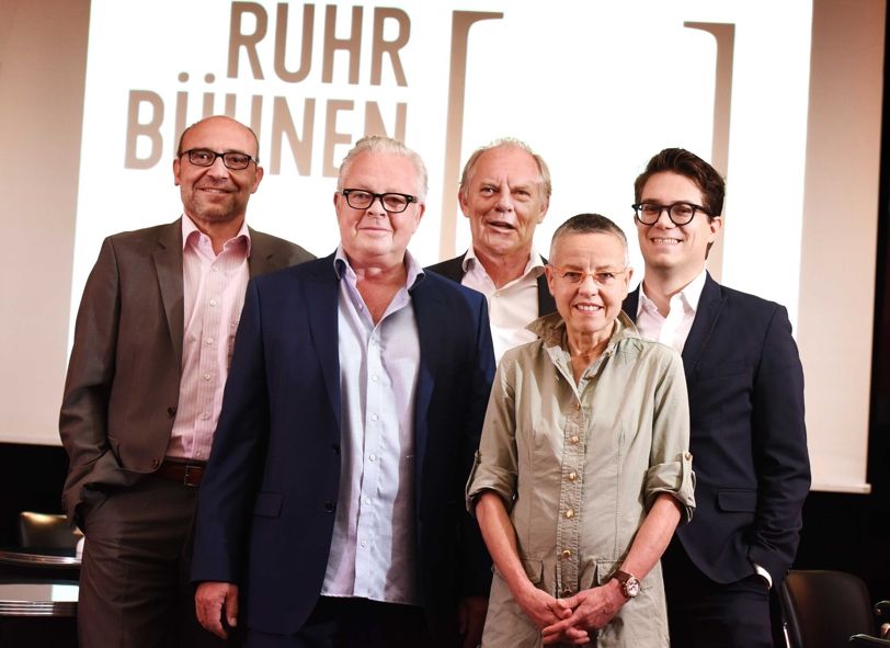 Ruhrbühnen / v.l.: Axel Biermann (Geschäftsführer der Ruhr Tourismus GmbH ), die drei Sprecher der RuhrBühnen: Peter Carp (Intendant Theater Oberhausen), Jürgen Fischer (Leiter des Referats Kultur und Sport beim Regionalverband Ruhr) und Bettina Pesch (Geschäftsführende Direktorin Theater Dortmund) sowie Lukas Crepaz (Geschäftsführer der Kultur Ruhr GmbH) © Frank Vinken