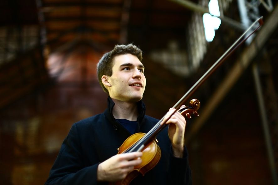 Staatstheater Cottbus / Alexi Kenney (Violine) ©Yang Bao Staatstheater Cottbus / Alexi Kenney (Violine) ©Yang Bao