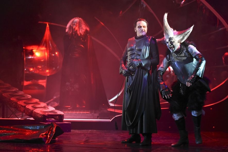 Theater und Philharmonie Thüringen / Rigoletto - Johannes Beck (Rigoletto, Hofnarr) Rodrigo Porras Garulo (Der Herzog von Mantua) Kai Wefer (Der Graf von Monterone) im Hintergrund © Sabina Sabovic Theater&Philharmonie Thüringen Rigoletto Oper von Giuseppe Verdi Premiere: 27.11.2015 Bühnen der Stadt Gera Johannes Beck (Rigoletto, Hofnarr) Rodrigo Porras Garulo (Der Herzog von Mantua) Kai Wefer (Der Graf von Monterone) im Hintergrund