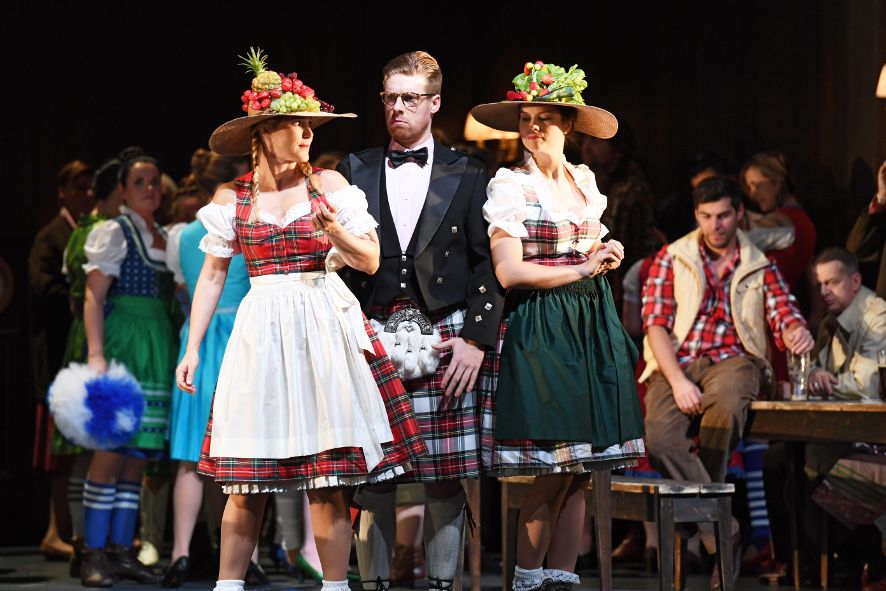 Oper Frankfurt / Martha und Ensemble © Barbara Aumüller Oper Frankfurt / Martha und Ensemble © Barbara Aumüller