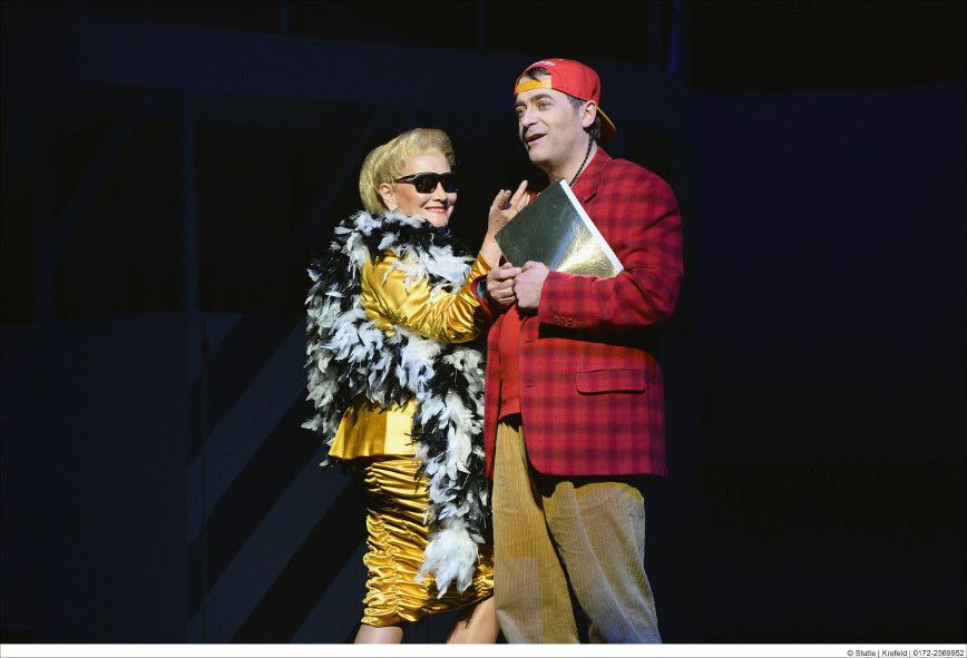 Theater Krefeld / Frau Luna kokettiert mit Steppke © Stutte Theater Krefeld / Frau Luna kokettiert mit Steppke © Stutte
