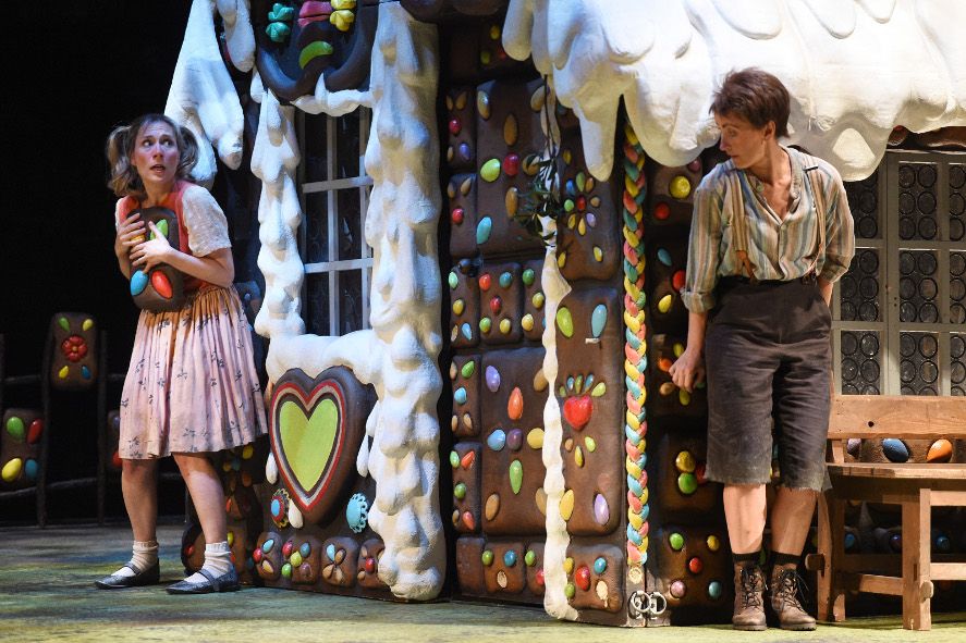 Deutache Oper am Rhein / Hänsel und Gretel - Ensemble © Hans Joerg Michel