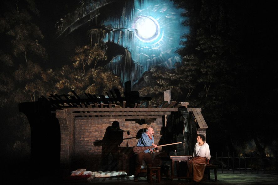 Deutsche Oper am Rhein / Hänsel und Gretel - Besenbinder und Frau © Hans Joerg Michel