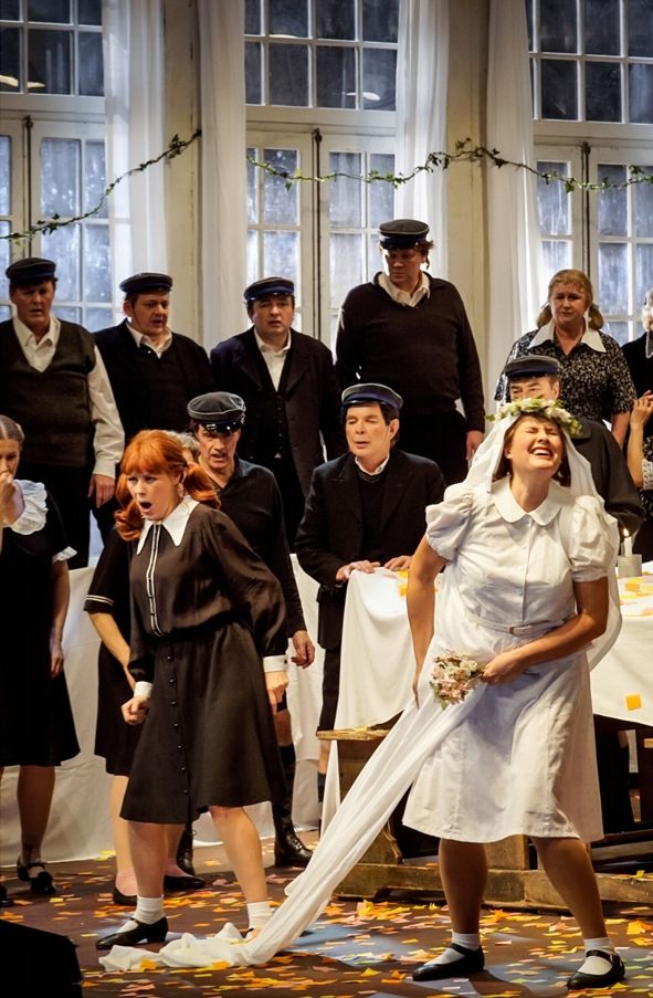 Staatsoper Hamburg / Lohengrin - Ann Petersen, Tanja Ariane Baumgartner, Chor der Hamburgischen Staatsoper © Arno Declair Staatsoper Hamburg r / Lohengrin - Ann Petersen, Tanja Ariane Baumgartner, Chor der Hamburgischen Staatsoper © Arno Declair