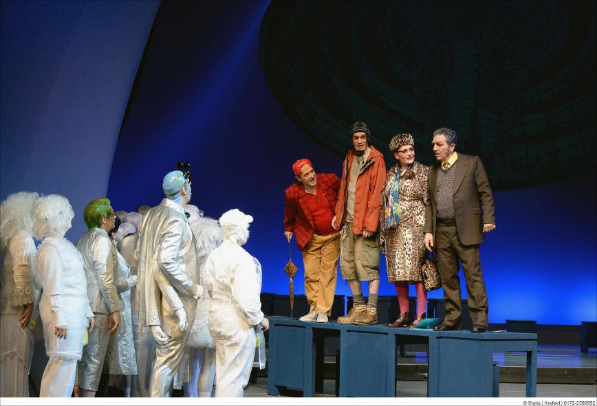 Theater Krefeld / Frau Puesebach kommt auf dem Mond an © Stutte Theater Krefeld / Frau Puesebach kommt auf dem Mond an © Stutte
