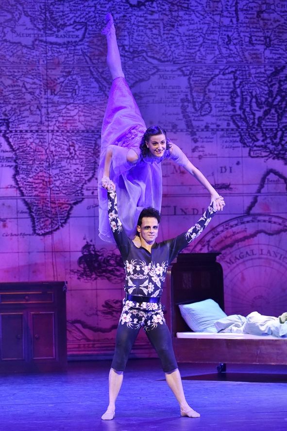 Staatstheater Cottbus / Peter Pan - Szenenfoto mit René Klötzer (Peter Pan) und Greta Dato (Wendy) © Marlies Kross Staatstheater Cottbus / Peter Pan - Szenenfoto mit René Klötzer (Peter Pan) und Greta Dato (Wendy) © Marlies Kross