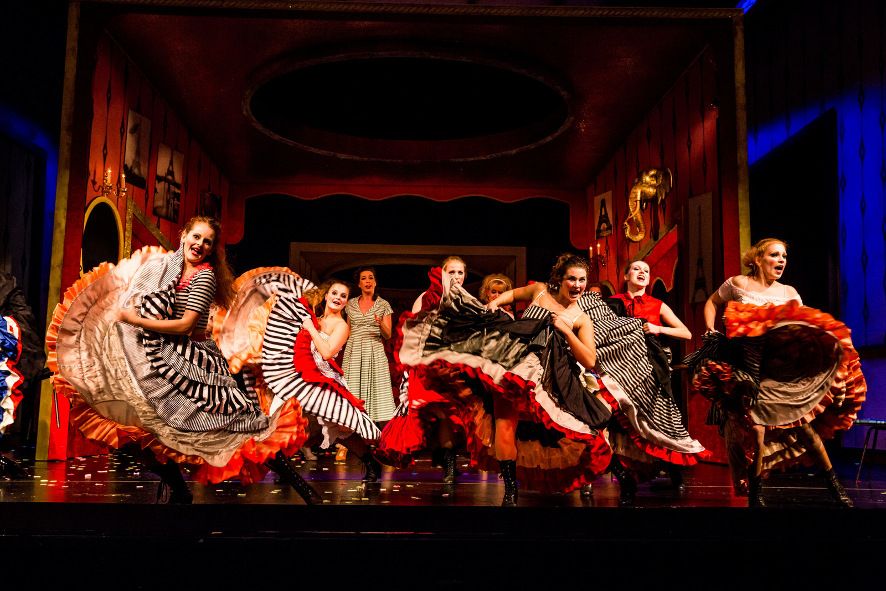 Theater Osnabrück / Die lustige Witwe Ansehnlich tanzen die Grisetten © Marek Kruszewski Theater Osnabrück / Die lustige Witwe Ansehnlich tanzen die Grisetten © Marek Kruszewski