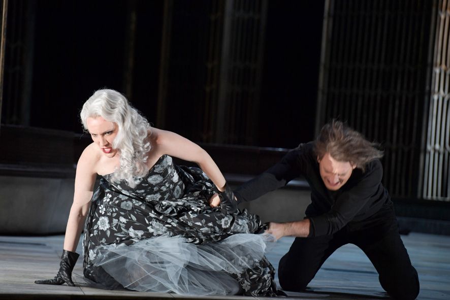 Oper Frankfurt / Eugen Onegin - Tatiana und Onegin © Barbara Aumüller Oper Frankfurt / Eugen Onegin - Tatiana und Onegin © Barbara Aumüller