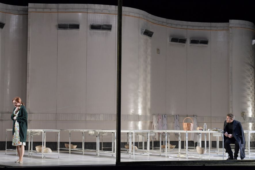 Frankfurt / Oper Frankfurt_Eugen Onegin_Tatiana und Onegin © Barbara Aumüller Frankfurt / Oper Frankfurt_Eugen Onegin_Tatiana und Onegin © Barbara Aumüller