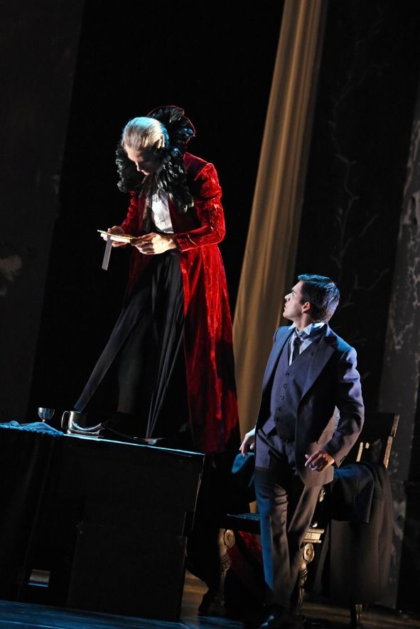 Theater und Philharmonie Thüringen / Dracula - Filip Kvacak (Graf Dracula) Hudson Oliveira (Jonathan Harker) © Sabina Sabovic Theater und Philharmonie Thüringen / Dracula - Filip Kvacak (Graf Dracula) Hudson Oliveira (Jonathan Harker) © Sabina Sabovic
