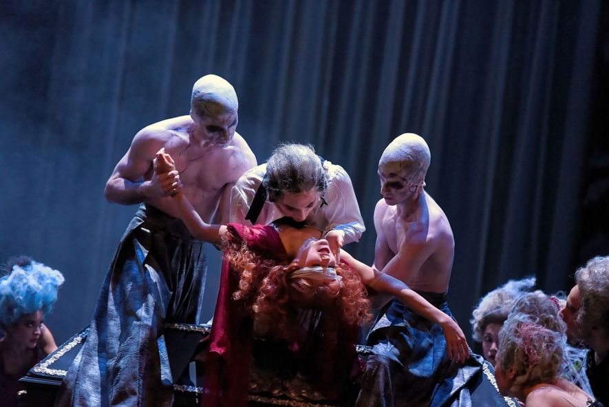 Theater und Philharmonie Thüringen / Dracula - Filip Kvacak (Graf Dracula) Anastasiya Kuzina (Lucy Westenra) Fabrizio Matarrese und Kristian Matia linkis (Diener Draculas) © Sabina Sabovic Theater und Philharmonie Thüringen / Dracula - Filip Kvacak (Graf Dracula) Anastasiya Kuzina (Lucy Westenra) Fabrizio Matarrese und Kristian Matia linkis (Diener Draculas) © Sabina Sabovic