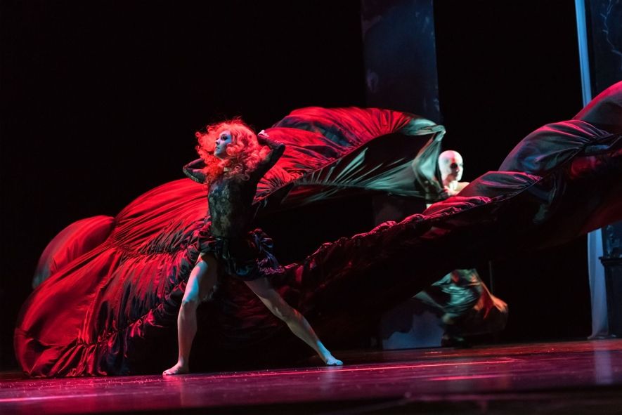 Theater und Philharmonie Thüringen / Dracula - Anastasiya Kuzina (Lucy Westenra) © Sabina Sabovic Theater und Philharmonie Thüringen / Dracula - Anastasiya Kuzina (Lucy Westenra) © Sabina Sabovic