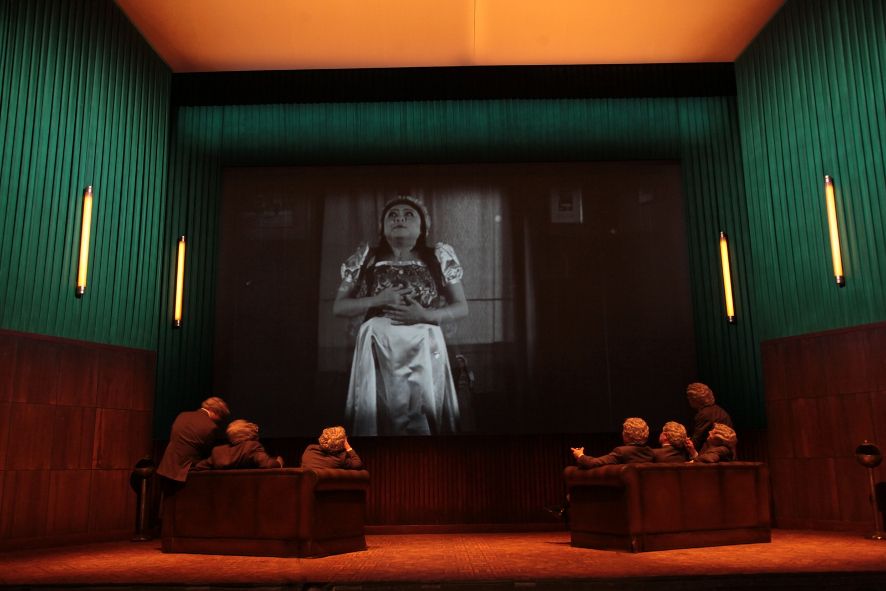 Theater Osnabrück / Manon Lescaut - Im Herrenclub laeuft Manon Lescaut © Jörg Landsberg Theater Osnabrück / Manon Lescaut - Im Herrenclub laeuft Manon Lescaut © Jörg Landsberg