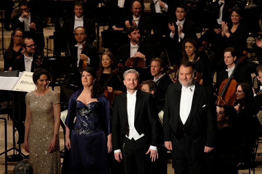 Elbphilharmonie Hamburg / Schlußapplaus für Hanna-Elisabeth Müller, Wiebke Lehmkuhl, Pavol Breslik, Bryn Terfel © Michael Zapf Elbphilharmonie Hamburg / Schlußapplaus für Hanna-Elisabeth Müller, Wiebke Lehmkuhl, Pavol Breslik, Bryn Terfel © Michael Zapf
