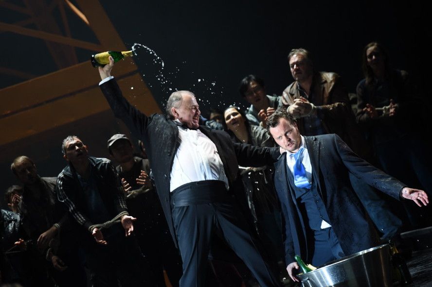 Staatsoper Hamburg / Otello - Rodrigo und Cassio, Chor © Hans Jörg Michel Staatsoper Hamburg / Otello - Rodrigo und Cassio, Chor © Hans Jörg Michel