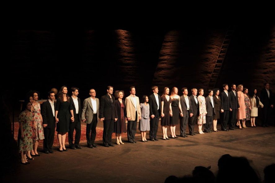 Kampnagel Hamburg / Pina Bausch - VIKTOR - Ensemble © Patrik Klein Kampnagel Hamburg / Pina Bausch - VIKTOR - Ensemble © Patrik Klein