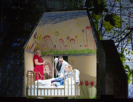 Staatstheater Darmstadt / Faust - Adam Palka als Mephisto - Persicke als Margarethe - Bildstein als Martha © Martina Pipprich Staatstheater Darmstadt / Faust - Adam Palka als Mephisto - Persicke als Margarethe - Bildstein als Martha © Martina Pipprich