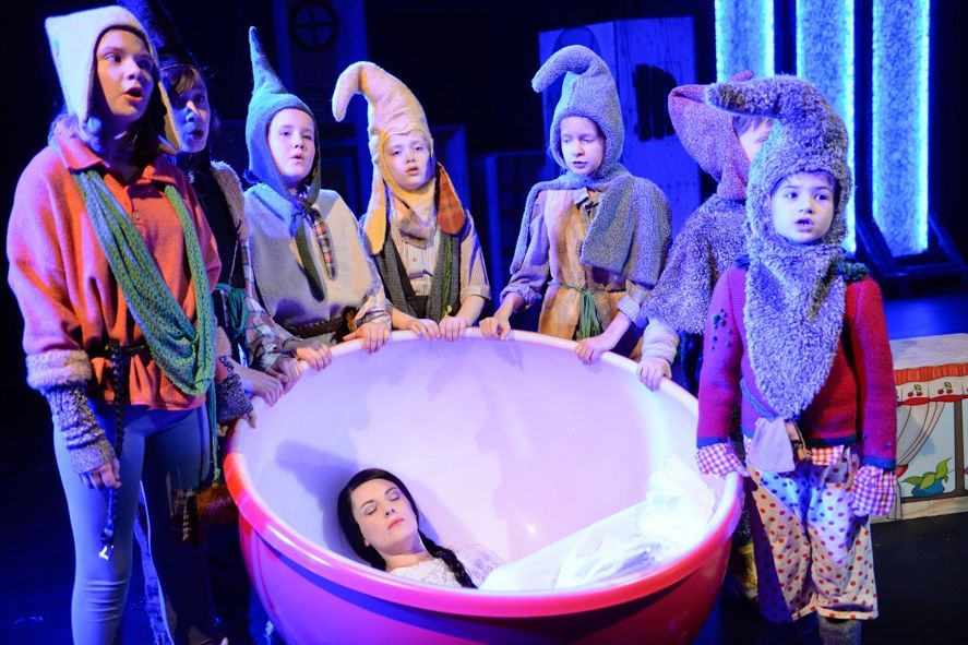 Staatstheater Kassel / Schneewittchen - Elizabeth Bailey (Schneewittchen), Daniel Holzhauser ( Königssohn) © N. Klinger Staatstheater Kassel / Schneewittchen - Elizabeth Bailey (Schneewittchen), Daniel Holzhauser ( Königssohn) © N. Klinger