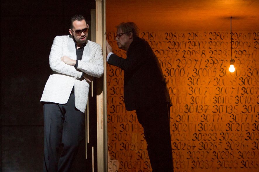 Staatstheater Darmstadt / Faust - Adam Palka als Mephisto - Andreas Wagner als Faust © Martina Pipprich Staatstheater Darmstadt / Faust - Adam Palka als Mephisto - Andreas Wagner als Faust © Martina Pipprich