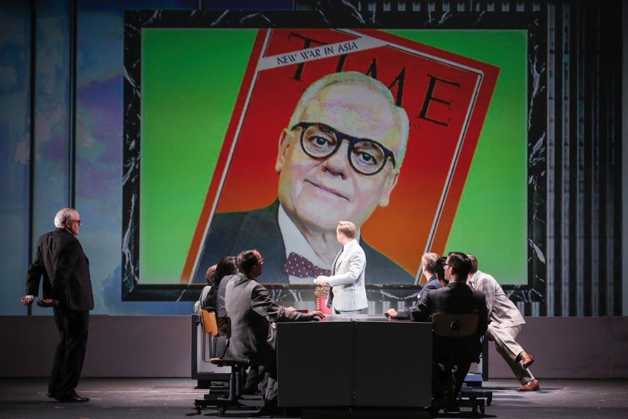 Volksoper Wien / Robert Meyer als J. B. Biggley, Mathias Schlung als Pierrepont Finch - Ensemble © Barbara Pálffy/Volksoper Wien Volksoper Wien / Robert Meyer als J. B. Biggley, Mathias Schlung als Pierrepont Finch - Ensemble © Barbara Pálffy/Volksoper Wien