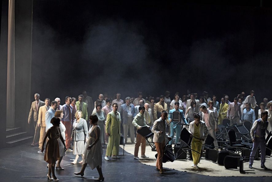 Oper Frankfurt / Die Trojaner - Claudia Mahnke als Didon, Chor, Extrachor, Chorgäste © Barbara Aumüller Oper Frankfurt / Die Trojaner - Claudia Mahnke als Didon, Chor, Extrachor, Chorgäste © Barbara Aumüller