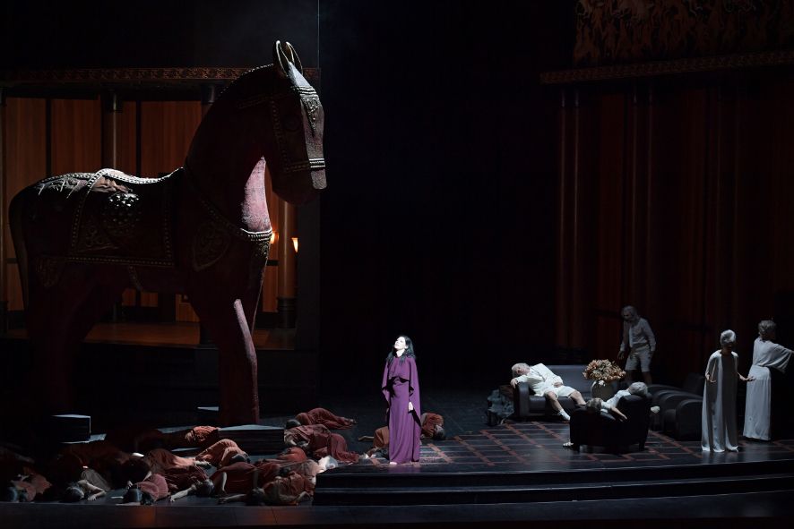 Oper Frankfurt / Die Trojaner - Tanja Ariane Baumgartner als Cassandre, Chor, Extrachor © Barbara Aumüller Oper Frankfurt / Die Trojaner - Tanja Ariane Baumgartner als Cassandre, Chor, Extrachor © Barbara Aumüller