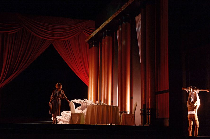 Oper Frankfurt / Die Trojaner - vlnr Claudia Mahnke als Didon, Irene Bauer (Tänzerin), Martin Dvorák (Tänzer) © Barbara Aumüller Oper Frankfurt / Die Trojaner - vlnr Claudia Mahnke als Didon, Irene Bauer (Tänzerin), Martin Dvorák (Tänzer) © Barbara Aumüller