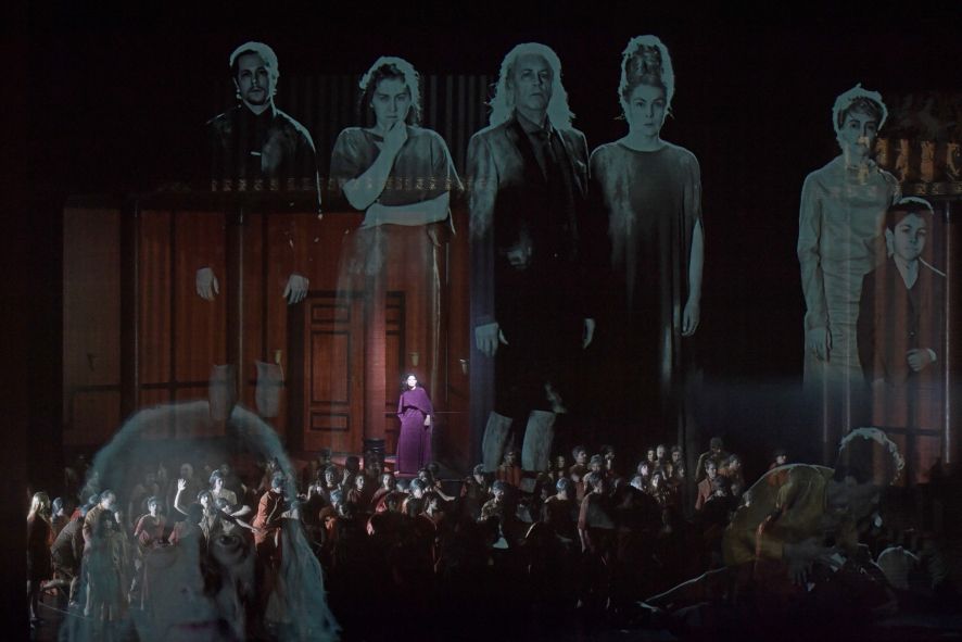 Oper Frankfurt / Die Trojaner - Tanja Ariane Baumgartner als Cassandre und Ensemble © Barbara Aumüller Oper Frankfurt / Die Trojaner - Tanja Ariane Baumgartner als Cassandre und Ensemble © Barbara Aumüller