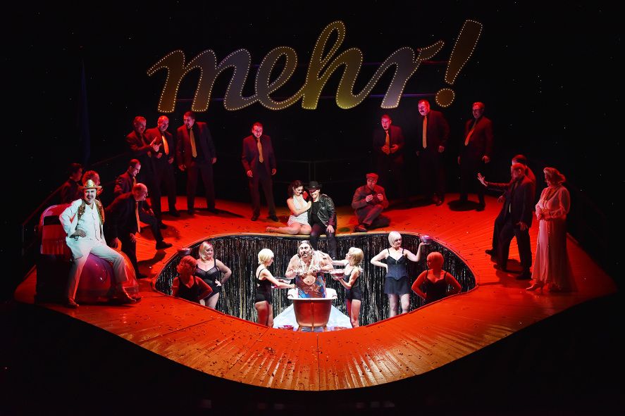 Staatstheater Cottbus / AUFSTIEG UND FALL DER STADT MAHAGONNY © Marlies Kross Staatstheater Cottbus / AUFSTIEG UND FALL DER STADT MAHAGONNY © Marlies Kross