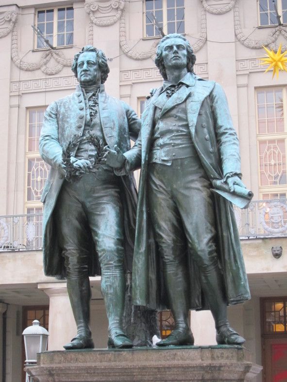  Goethe Schiller Denkmal vor dem DNT © Hartmut Gallée