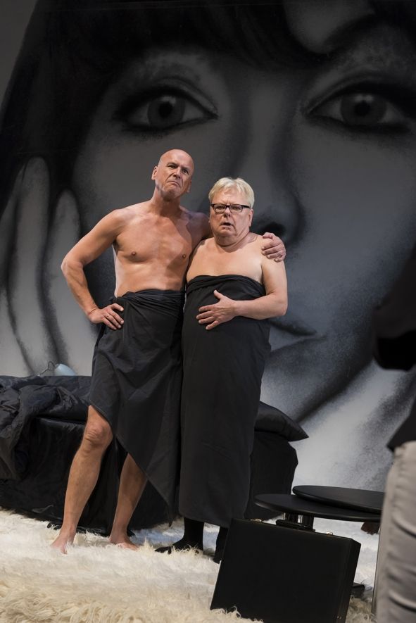 Theater und Philharmonie Thüringen / ZWEI MÄNNER GANZ NACKT - Alain Kramer (Bruno Beeke - links) ist schockiert, als er nachmittags nackt in seiner Wohnung erwacht und neben sich seinen Angestellten Nicolas Prioux (Ulrich Milde) vorfindet - ebenfalls nackt... © Sabina Sabovic Theater und Philharmonie Thüringen / ZWEI MÄNNER GANZ NACKT - Alain Kramer (Bruno Beeke - links) ist schockiert, als er nachmittags nackt in seiner Wohnung erwacht und neben sich seinen Angestellten Nicolas Prioux (Ulrich Milde) vorfindet - ebenfalls nackt... © Sabina Sabovic