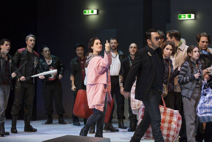 Staatstheater Nuernberg / Italienerin in Algier_Isabella_Ida Aldrian wird von Haly_Wonyong Kang aus Flüchtlingsunterkunft abgeholt © Ludwig Olah Staatstheater Nuernberg / Italienerin in Algier_Isabella_Ida Aldrian wird von Haly_Wonyong Kang aus Flüchtlingsunterkunft abgeholt © Ludwig Olah