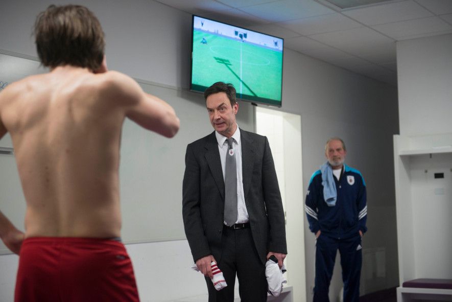 Theater Osnabrueck / Zeugwart und Trainer haben den neuen Spieler im Visier © Uwe Lewandowski Theater Osnabrueck / Zeugwart und Trainer haben den neuen Spieler im Visier © Uwe Lewandowski