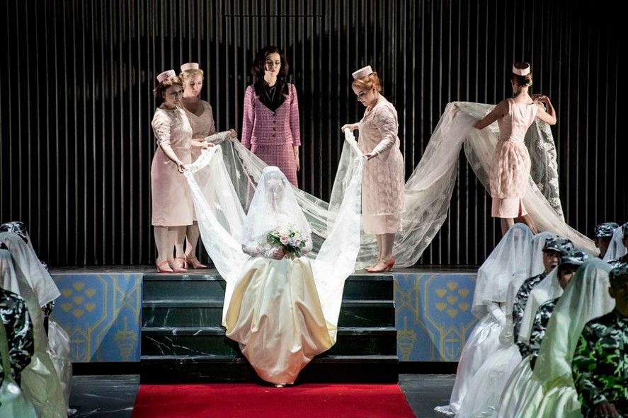 Theater Krefeld / Lohengrin - Elsa und Brautchor © Thomas Esser Theater Krefeld / Lohengrin - Elsa und Brautchor © Thomas Esser