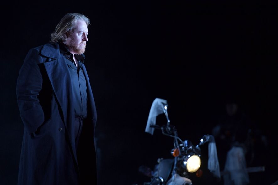 Oper Frankfurt / DER FLIEGENDE HOLLÄNDER - Iain Paterson (Der Holländer) und Statisterie der Oper Frankfurt © Barbara Aumüller