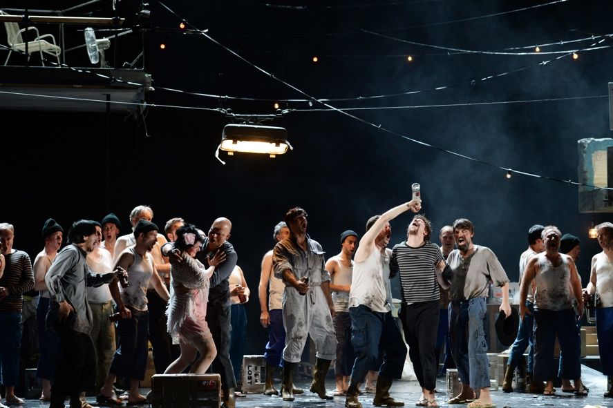 Oper Frankfurt / DER FLIEGENDE HOLLÄNDER - Michael Porter (Steuermann) sowie Chor und Extrachor der Oper Frankfurt © Barbara Aumüller