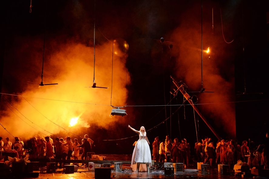 Oper Frankfurt / DER FLIEGENDE HOLLÄNDER - Erika Sunnegårdh (Senta) sowie Chor und Extrachor der Oper Frankfurt © Barbara Aumüller