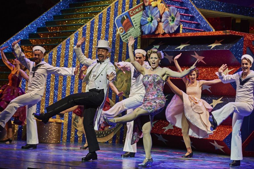 Oper Dortmund / DIE BLUME VON HAWAII - Gaines Hall_Emily Newton, Ensemble © Bjoern Hickmann Oper Dortmund / DIE BLUME VON HAWAII - Gaines Hall_Emily Newton, Ensemble © Bjoern Hickmann