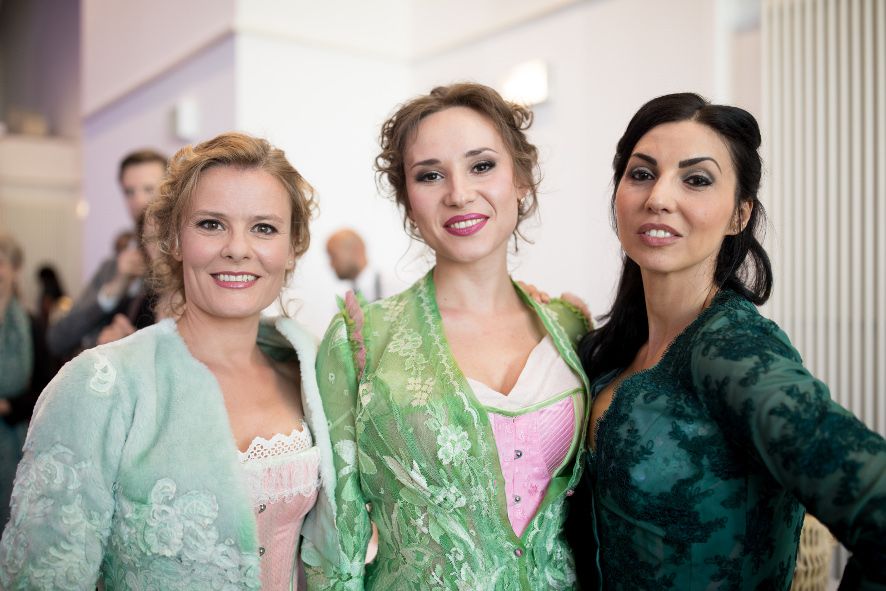 Deutsche Oper am Rhein / Das Rheingold - Die Rheintoechter - Anke Krabbe (Woglinde), Maria Kataeva (Wellgunde), Ramona Zaharia (Floßhilde) © Susanne Diesner Deutsche Oper am Rhein / Das Rheingold - Die Rheintoechter - Anke Krabbe (Woglinde), Maria Kataeva (Wellgunde), Ramona Zaharia (Floßhilde) © Susanne Diesner