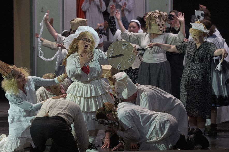 Oper Stuttgart / Pique Dam - Yuko Kakuta als Mascha und Staatsopernchor © A.T. Schaefer
