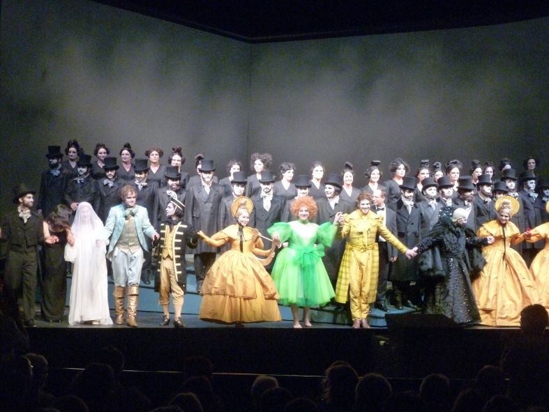 Musiktheater im Revier/ Hoffmanns Erzaehlungen _ Ensemble zum Premierenapplaus © IOCO