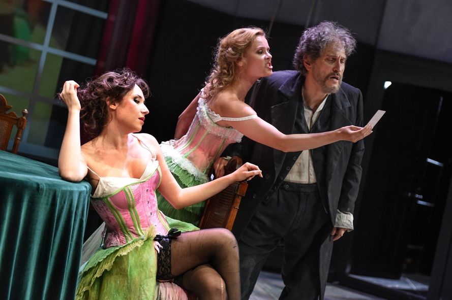 Deutsche Oper am Rhein / Das Rheingold - Maria Kataeva (Wellgunde), Anke Krabbe (Woglinde) und Michael Kraus (Alberich) – © Hans Jörg Michel Deutsche Oper am Rhein / Das Rheingold - Maria Kataeva (Wellgunde), Anke Krabbe (Woglinde) und Michael Kraus (Alberich) – © Hans Jörg Michel