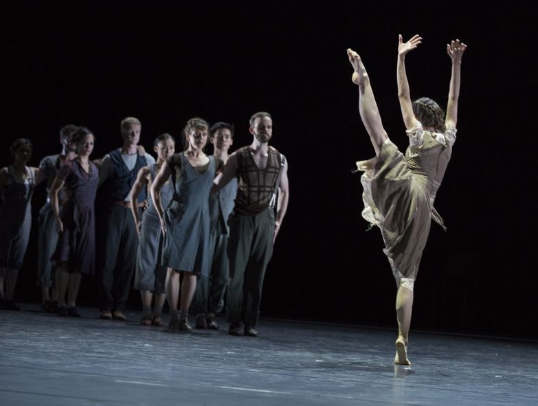Deutsche Oper am Rhein / Martin Schläpfer: Petite Messe solennelle – Norma Magalhães, Ensemble FOTO © Gert Weigelt